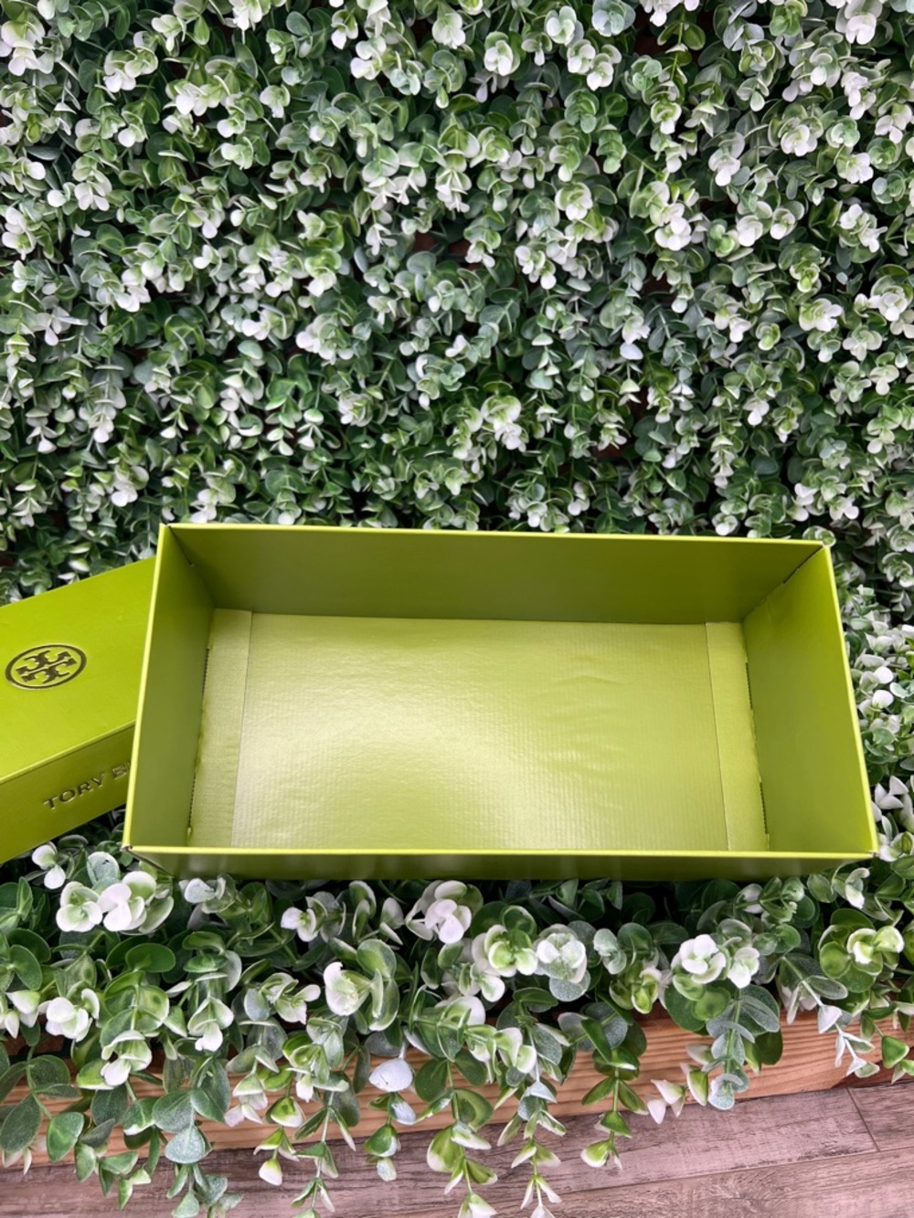 Tory Burch Green Shoe Box / Tissue Paper - Picture 10 of 12